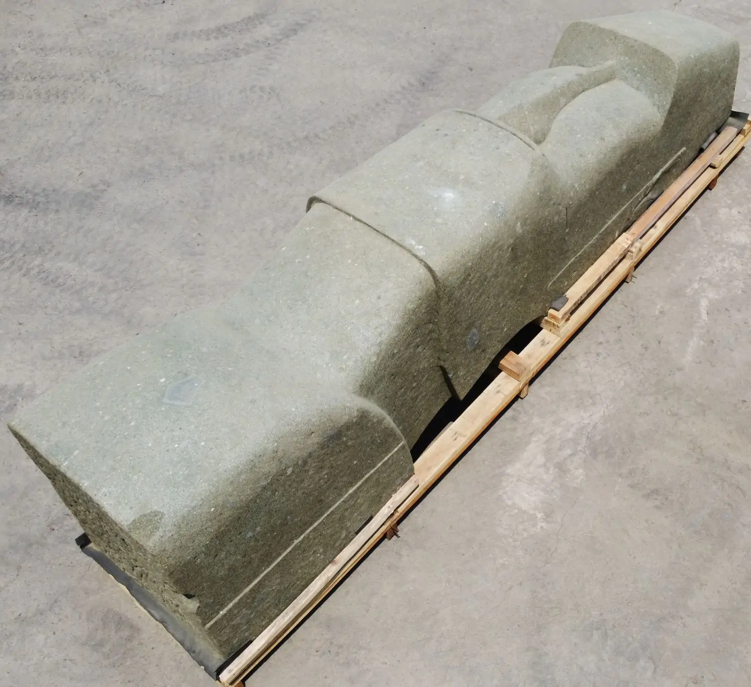  Product image 2 of the product “Moai head, 402 cm height, natural stone (basanite), stonemasonry ”